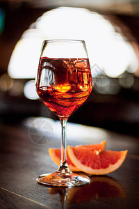 美味的酒精饮料和餐桌上葡萄图片