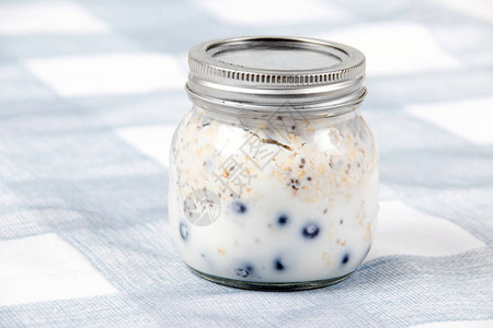 玻璃罐早餐配蓝莓燕麦奇亚籽和酸奶图片
