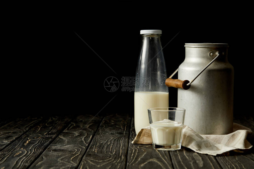 牛奶瓶玻璃和铝罐装在的麻布上图片