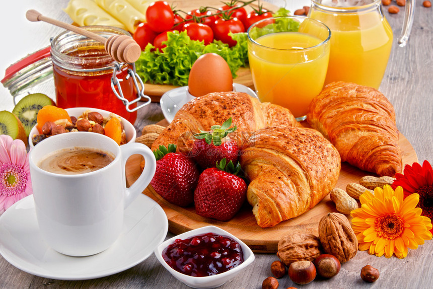 早餐由羊角面包咖啡水果橙汁咖啡和果酱组图片