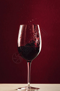 红酒在葡萄酒杯中喷红酒站在图片