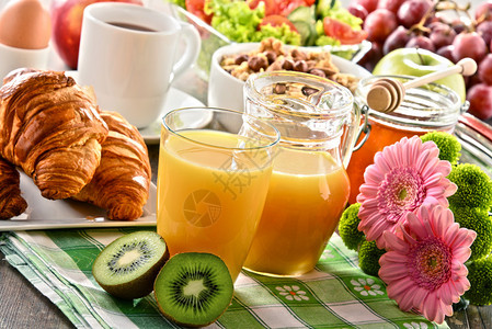 早餐包括水果橙汁咖啡蜂蜜面包和鸡图片
