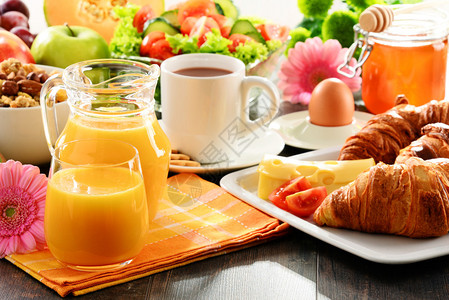 早餐包括水果橙汁咖啡蜂蜜面包和鸡图片