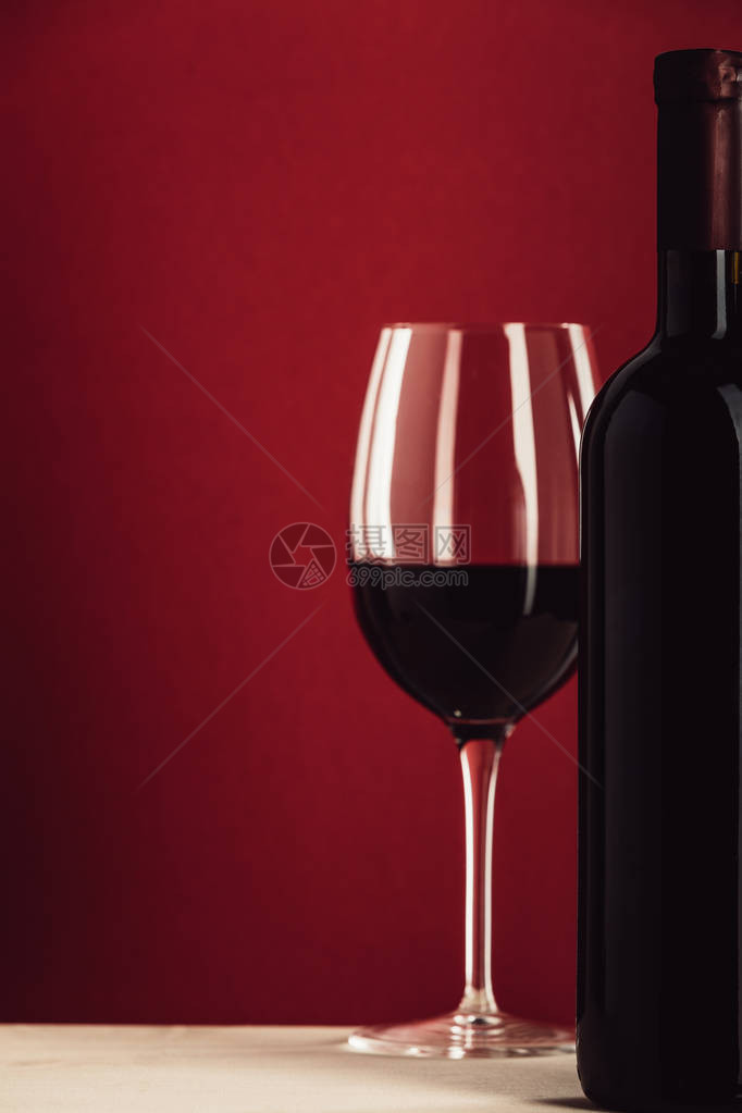 红酒杯和红酒瓶装图片