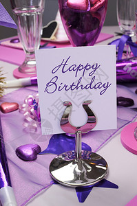粉色和紫色主题餐桌设置装饰生日快乐信图片