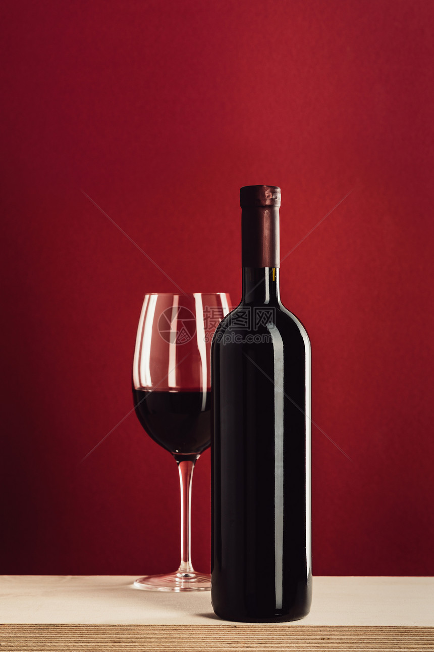 红酒杯和红酒瓶装图片