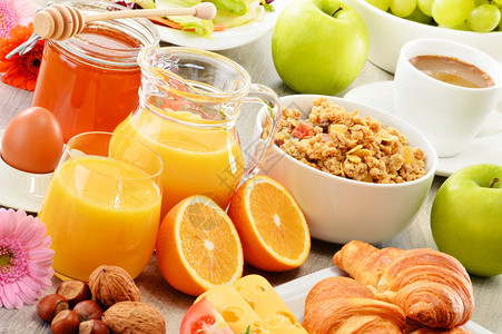 早餐包括水果橙汁咖啡蜂蜜图片