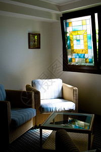 椅子站在窗边洒下一缕阳光背景图片