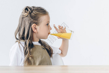 可爱的小女学生喝橙子汁的男孩图片