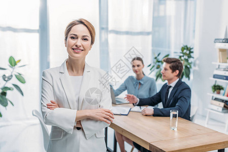有选择地关注快乐的女站在同事身边的交图片