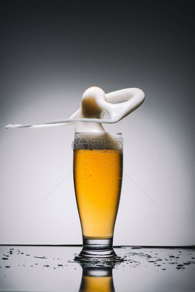金色鲜啤酒溅起的泡沫图片