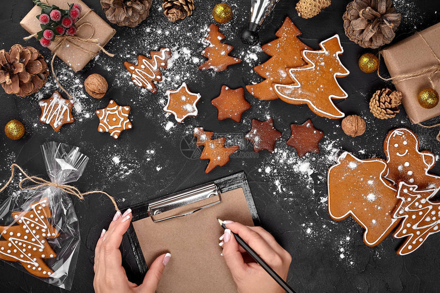 圣诞曲奇树用星形曲奇刀姜饼糕点装饰着绳弓和形式图片