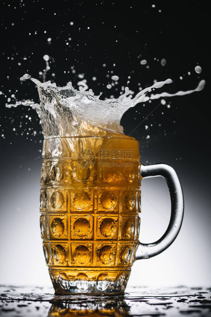 杯子里的冷淡啤酒飞溅图片
