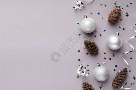 圣诞节的构成圣诞球和松锥在灰色背景图片