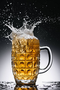杯子里溅起冷淡的酒精啤酒图片