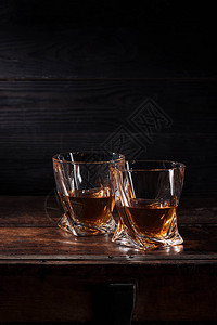 棕色木桌上的两杯威士忌图片