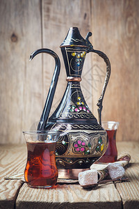 土耳其茶木制桌上有东方糖图片
