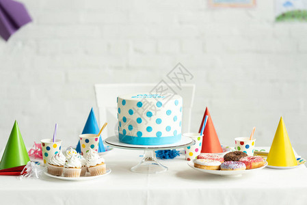 生日蛋糕美味有蛋糕甜圈和纸杯图片