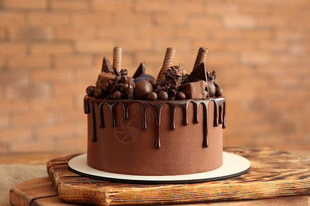 桌上的美味巧克力蛋糕图片