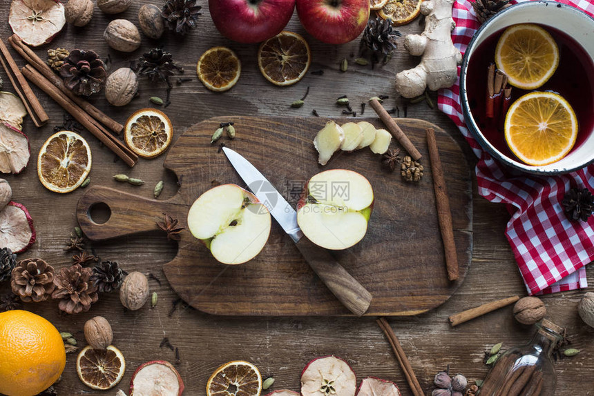 木板上切苹果和刀子的顶端视图以制图片