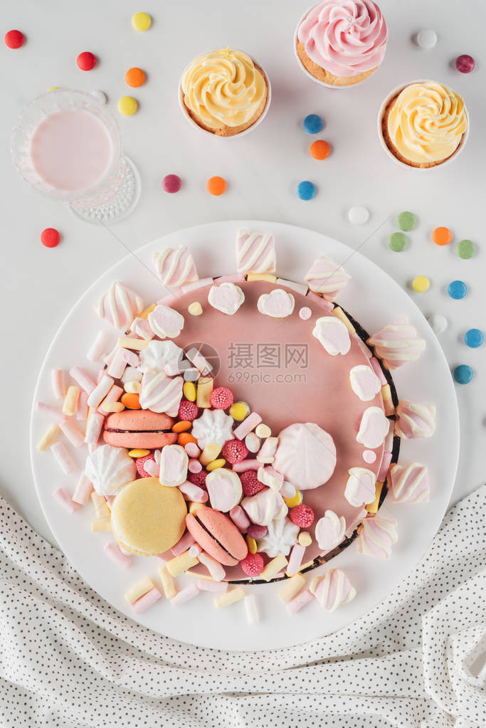 生日蛋糕的顶部视图桌上有棉花糖果图片