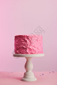 蛋糕摊子上美味的粉红生日蛋糕在图片