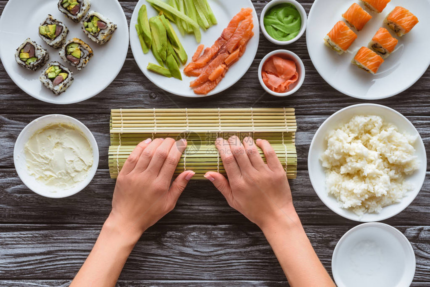 烹饪美食寿司卷的人图片