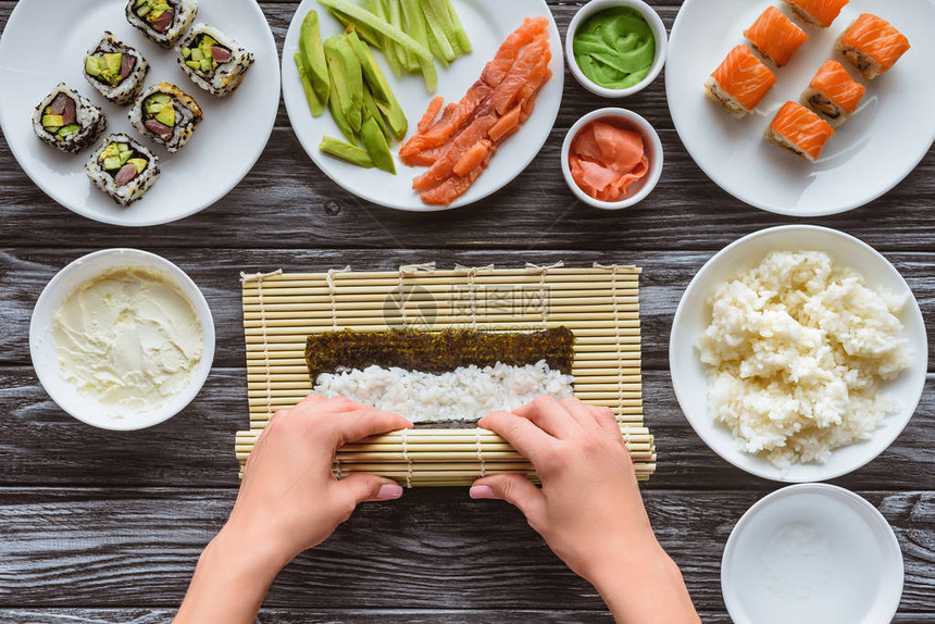 烹饪美食寿司卷的人图片