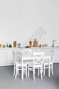 在现代厨房的餐桌有白色砖墙的图片