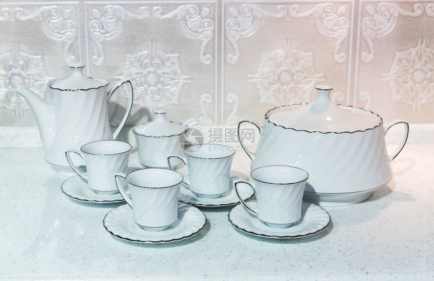 带茶壶的白色茶杯图片