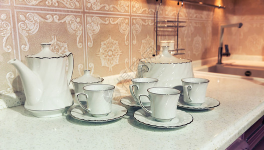 带茶壶和糖碗的白茶杯图片