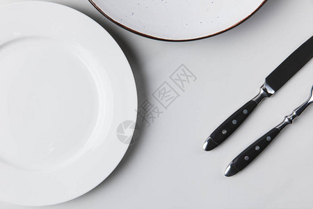 两张不同的餐具盘子桌子图片