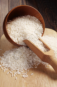 木碗里的白米饭和砧板上的勺子图片