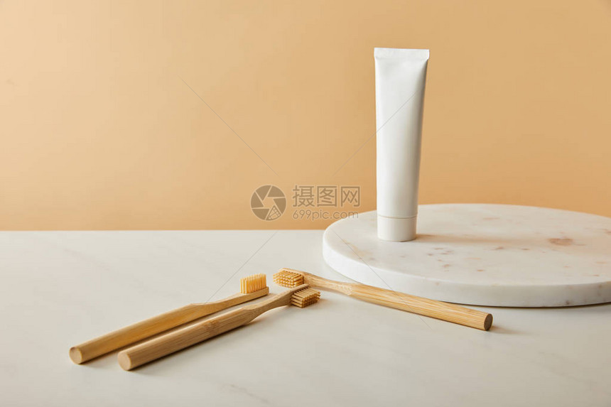 大理石圆板在白桌和蜜蜂底的钢管和竹图片
