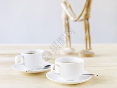 两杯咖啡在桌子上图片