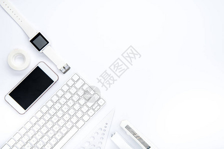 白色背景智能手机智能观察键盘和办公用图片