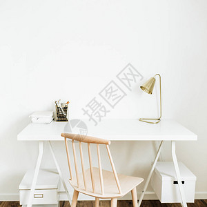 家庭办公桌工作区北欧现代简约室内设计理念白色房间里的图片