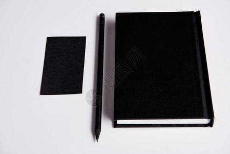 黑笔铅笔和空白在白色表面的黑笔记短镜图片