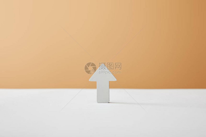 白色桌子和米色背景上的箭头图片