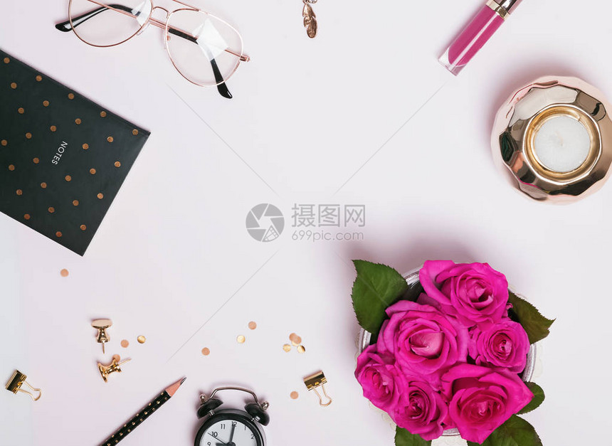白色桌子上带有可爱女饰物文具和粉红玫图片