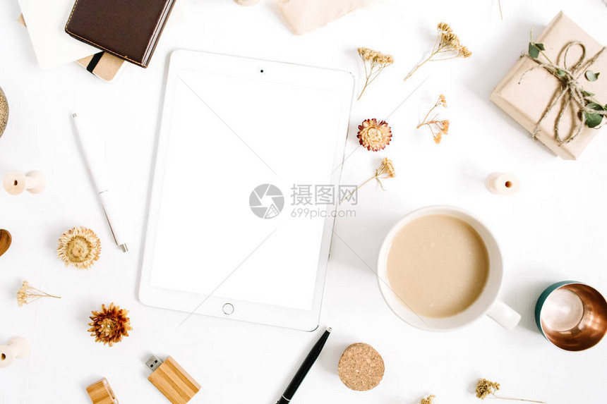 白色背景上有平板电脑咖啡杯笔记本和配件图片