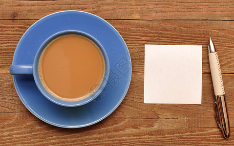 咖啡杯上的空白卡片图片
