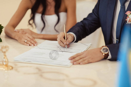 新娘和新郎在结婚文件上签字图片