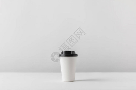 白色桌面上的一次咖啡杯背景图片