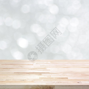 白色散景抽象背景上的木桌面图片