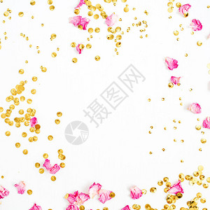 由粉红色玫瑰花瓣和白色背景的金色面条背景图片