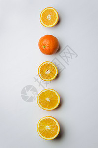 白桌上方的橙子水图片