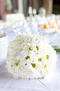 婚宴餐桌装饰雏菊花束图片