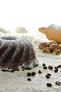 小麦面粉上的圣诞蛋糕背景图片
