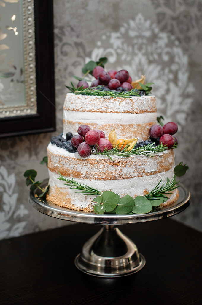 美丽的双层婚礼蛋糕图片